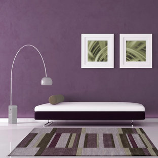 Foto de dormitorio contemporáneo con paredes púrpuras y suelo de mármol