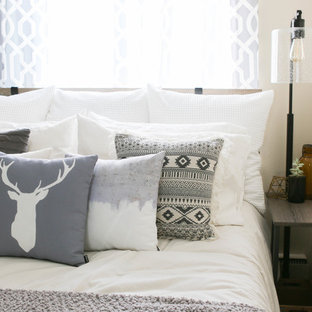 Ejemplo de dormitorio principal, rústico, pequeño, con paredes beige, moqueta y suelo beige