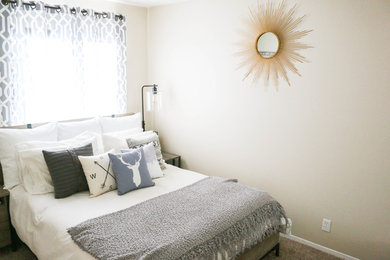 オレンジカウンティにある小さなラスティックスタイルのおしゃれな主寝室 (ベージュの壁、カーペット敷き、ベージュの床)