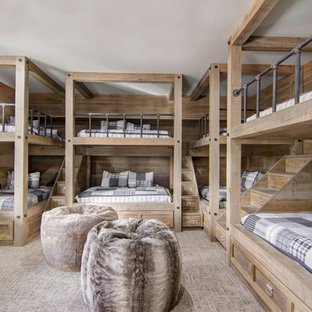 Großes Uriges Gästezimmer ohne Kamin mit beiger Wandfarbe, Teppichboden und beigem Boden in Phoenix