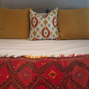 Imagen de dormitorio principal, de estilo americano, grande, con paredes amarillas