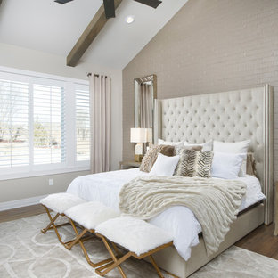 Immagine di una camera matrimoniale chic con pareti beige e parquet scuro