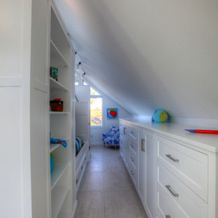 Diseño de habitación de invitados contemporánea, grande, sin chimenea, con paredes blancas y suelo de baldosas de porcelana