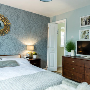 Imagen de habitación de invitados papel pintado, contemporánea, de tamaño medio, con paredes verdes, suelo laminado y papel pintado