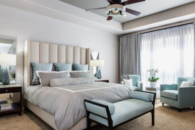 Идея дизайна: большая хозяйская спальня в современном стиле с серыми стенами и ковровым покрытием без камина