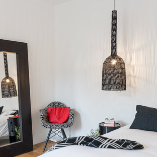 Diseño de habitación de invitados actual con suelo de madera en tonos medios, paredes blancas y suelo multicolor