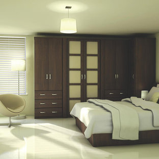 Ejemplo de dormitorio principal, actual, grande, con paredes beige y suelo de mármol
