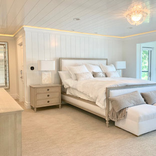 Großes Modernes Hauptschlafzimmer mit weißer Wandfarbe, Teppichboden, Kamin, Kaminumrandung aus gestapelten Steinen, beigem Boden und Holzdielendecke in San Diego