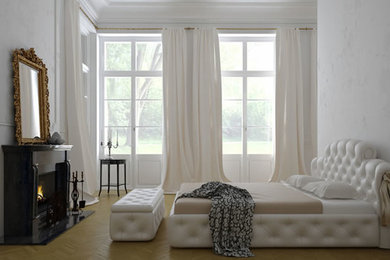 他の地域にある広いコンテンポラリースタイルのおしゃれな主寝室 (白い壁、淡色無垢フローリング、標準型暖炉、木材の暖炉まわり) のレイアウト