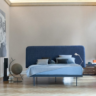 Esempio di una grande camera matrimoniale boho chic con pareti beige, parquet chiaro e pavimento giallo