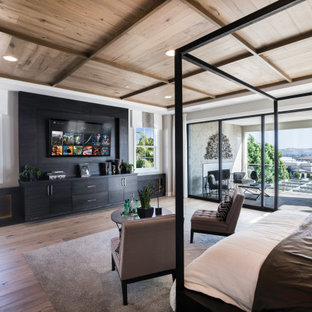 Modernes Schlafzimmer mit grauer Wandfarbe, braunem Holzboden, braunem Boden und Holzdecke in Austin