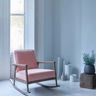 Foto de habitación de invitados actual, pequeña, con paredes azules, suelo de madera pintada y suelo blanco