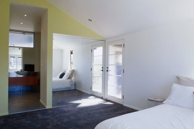 ゴールドコーストにある中くらいなビーチスタイルのおしゃれな主寝室 (白い壁)