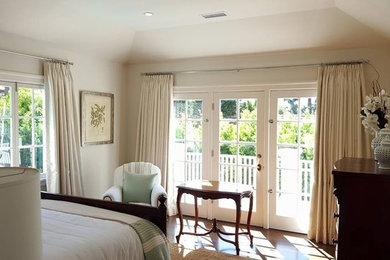 Ejemplo de dormitorio principal clásico renovado de tamaño medio con paredes grises y suelo de madera en tonos medios