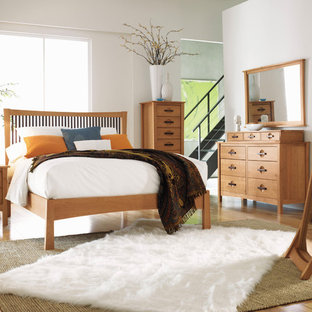 Idée de décoration pour une chambre d'amis asiatique de taille moyenne avec un mur blanc, un sol en carrelage de céramique, aucune cheminée et un sol beige.