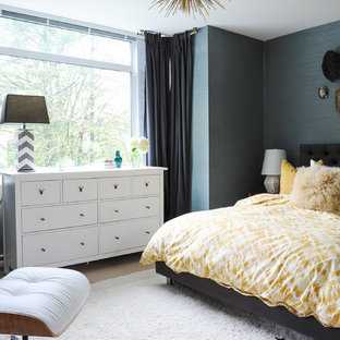 Ejemplo de dormitorio principal, retro, pequeño, con paredes azules, moqueta y suelo blanco