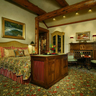 Imagen de dormitorio principal, rústico, grande, con paredes beige, moqueta, chimenea tradicional, marco de chimenea de madera y suelo multicolor