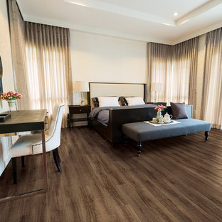Imagen de dormitorio principal, clásico, de tamaño medio, sin chimenea, con paredes beige y suelo vinílico