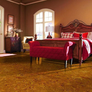 Foto de habitación de invitados grande con paredes marrones y suelo de corcho
