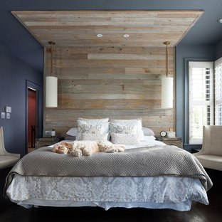 Imagen de dormitorio principal, clásico renovado, con paredes azules y suelo de madera oscura