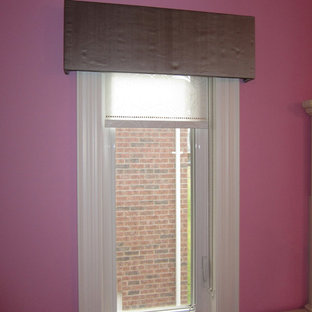 Immagine di una camera da letto minimalista di medie dimensioni con pareti rosa