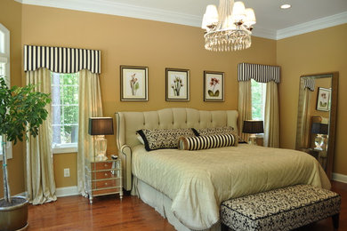 Diseño de dormitorio clásico con paredes beige y suelo de madera en tonos medios