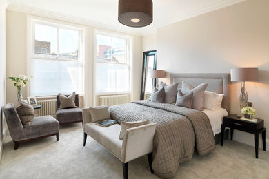 ロンドンにあるトランジショナルスタイルのおしゃれな寝室のインテリア