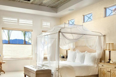 Imagen de dormitorio principal clásico grande sin chimenea con paredes beige y moqueta