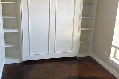 ダラスにあるトラディショナルスタイルのおしゃれな寝室 (コンクリートの床、茶色い床)
