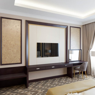 Modelo de habitación de invitados moderna, de tamaño medio, con paredes beige, moqueta, chimenea tradicional, marco de chimenea de hormigón y suelo marrón