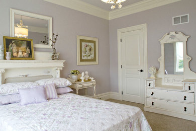 オレンジカウンティにある中くらいなシャビーシック調のおしゃれな客用寝室 (紫の壁、カーペット敷き、暖炉なし、ベージュの床) のインテリア