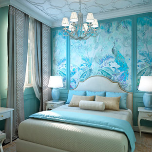 Cette photo montre une petit chambre parentale chic avec un mur bleu, sol en stratifié et un sol marron.