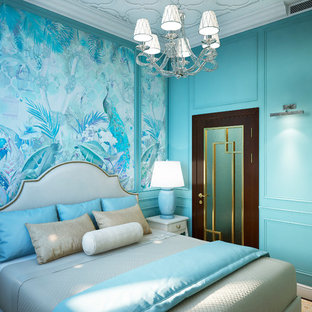 Imagen de dormitorio principal, clásico, pequeño, con paredes azules, suelo laminado y suelo marrón