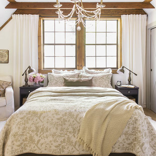 Exemple d'une chambre parentale nature de taille moyenne avec un mur blanc, sol en stratifié et un sol marron.