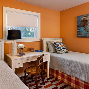 Diseño de habitación de invitados marinera, pequeña, con parades naranjas y suelo de madera clara