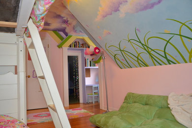 Ejemplo de dormitorio contemporáneo pequeño con paredes rosas y suelo de madera clara