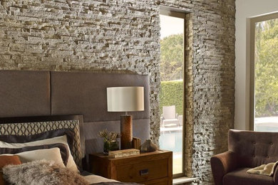他の地域にある広いコンテンポラリースタイルのおしゃれな主寝室 (白い壁、暖炉なし) のレイアウト