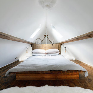 Diseño de dormitorio tipo loft, rural, pequeño, con paredes blancas y suelo de madera oscura