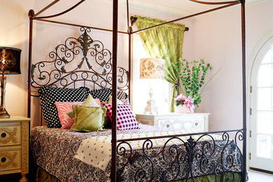 Ejemplo de dormitorio tradicional grande sin chimenea con paredes rosas y moqueta