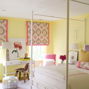 Idée de décoration pour une chambre design de taille moyenne avec un mur jaune et un sol violet.