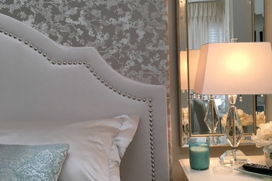 На фото: хозяйская спальня среднего размера в классическом стиле с бежевыми стенами, ковровым покрытием и бежевым полом