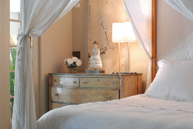 Immagine di una camera da letto boho chic con pareti beige