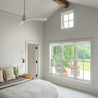 Ispirazione per una camera da letto country con pareti bianche, pavimento in legno verniciato, pavimento bianco e soffitto a volta