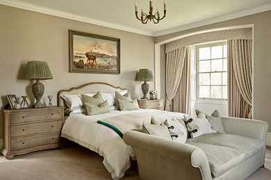 На фото: спальня среднего размера в классическом стиле с бежевыми стенами, ковровым покрытием и бежевым полом