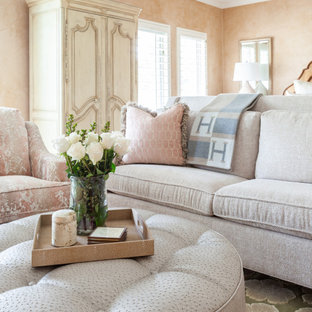 Imagen de dormitorio principal, clásico renovado, grande, con paredes rosas, moqueta, chimenea tradicional y suelo verde