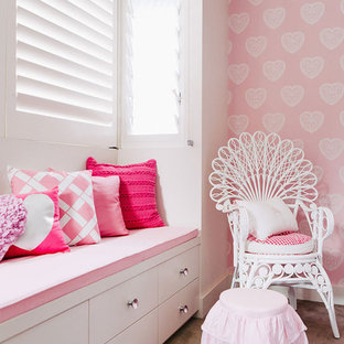 Idée de décoration pour une chambre avec moquette style shabby chic avec un mur rose et aucune cheminée.