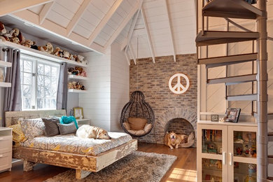 Imagen de dormitorio campestre sin chimenea con paredes blancas, suelo de madera en tonos medios y marco de chimenea de ladrillo