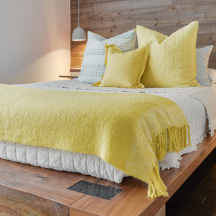Imagen de dormitorio principal, rural, de tamaño medio, con paredes beige y suelo de madera oscura
