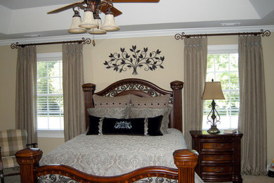 シャーロットにある中くらいなトランジショナルスタイルのおしゃれな主寝室 (ベージュの壁、カーペット敷き) のインテリア