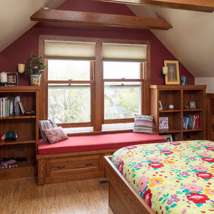 Mittelgroßes Klassisches Gästezimmer mit weißer Wandfarbe, braunem Boden und Korkboden in Minneapolis